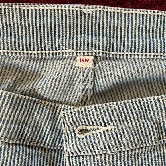 Ladies' Levi's striped knee-length (Bermuda) roll-cuff shorts, Size 16W - Picture 6 of 10